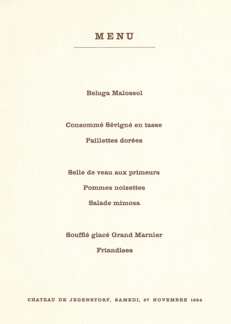 Die Menükarte (Ausschnitt) für das Abendessen im Schloss Jegenstorf. Zu Trinken gab es Champagner (Heidsieck & Co. Dry Monopole brut 1947) und Rotwein (Château Latour Pauillac M. C. 1934).
