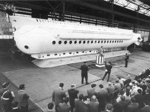 Jacques Piccard stellt das U-Boot «Mésoscaphe» in den Fabrikhallen der Giovanola Frères in Monthey dem Publikum vor.