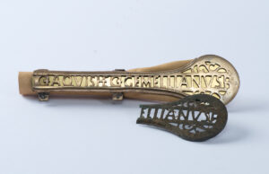 Les étuis à couteaux du fondeur de bronze romain Gemellianus étaient des souvenirs populaires aux II et IIIe siècle après J.-C. Ici, on voit un fragment original et une réplique.