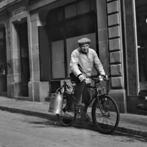 Le vélo, outil de travail: un laitier vers 1944.