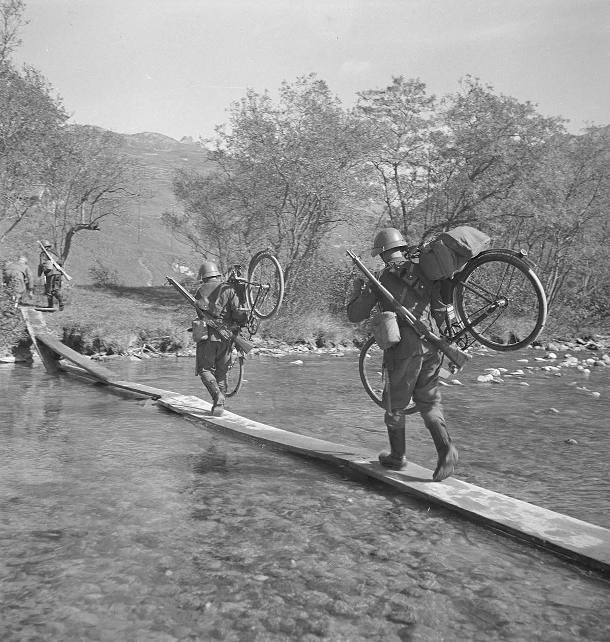 Velosoldaten im Einsatz, um 1935.