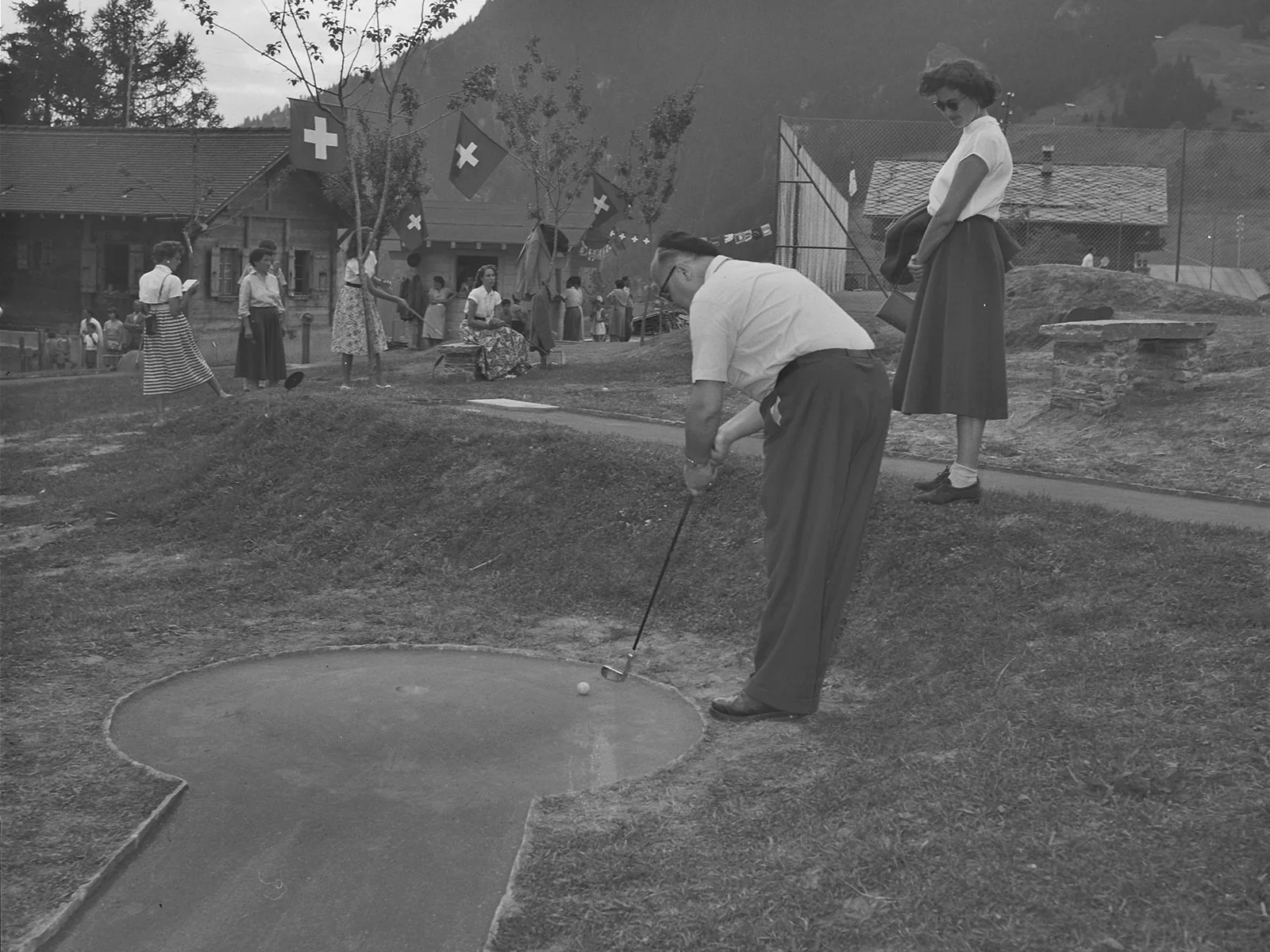 Minigolf wurde sehr schnell zum beliebten Volkssport. Vielleicht auch, weil die Bahnen ab 1954 normiert waren...