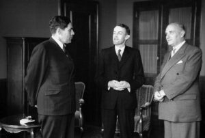 Rapport beim Aussenminister nach Heimkehr von Berlin: Minister Frölicher und Feldscher mit Bundesrat Petitpierre am 23. Mai 1945.