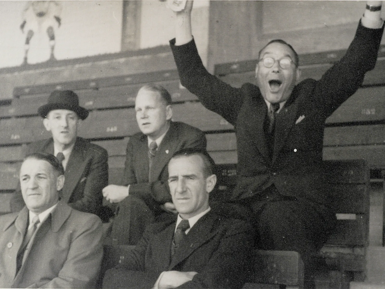 Mit Anzug und Krawatte: Zuschauer eines Fussballspiels um 1962.