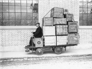Camionnette électrique Tribelhorn chargée de caisses en bois, vers 1912.