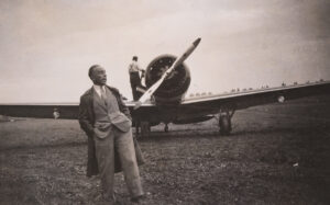 Walter Mittelholzer n'est pas seulement un pionnier de l'aviation, mais aussi un professionnel des médias. Il reconnaît immédiatement la nature explosive des photos de Rogg.