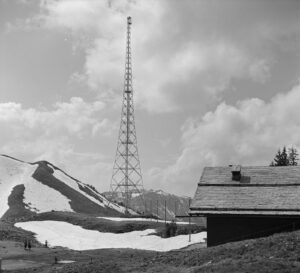 Die Sendetechnik der Réduitsender war jeweils unterirdisch oder verbunkert untergebracht. Sichtbar blieben die Antennenanlagen. Diese Aufnahme zeigt den 85 Meter hohen Mittelwellen-Antennenturm auf der Klewenalp um 1946.