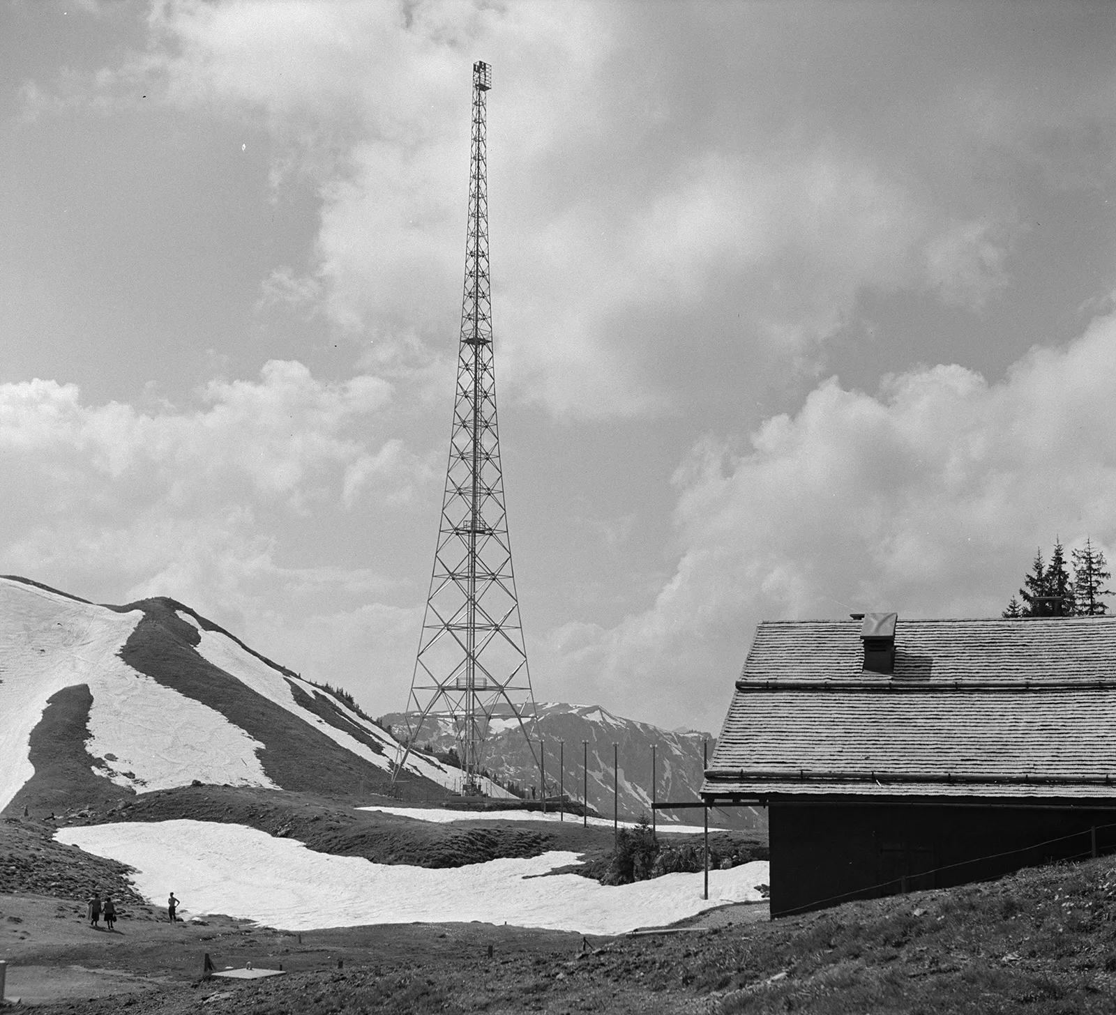 Die Sendetechnik der Réduitsender war jeweils unterirdisch oder verbunkert untergebracht. Sichtbar blieben die Antennenanlagen. Diese Aufnahme zeigt den 85 Meter hohen Mittelwellen-Antennenturm auf der Klewenalp um 1946.