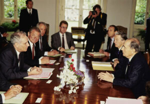 Réunion avec Flavio Cotti et Jean-Pascal Delamuraz (de gauche à droite) : François Mitterrand s'est entretenu avec les deux conseillers fédéraux sur l'avenir de l'Europe.