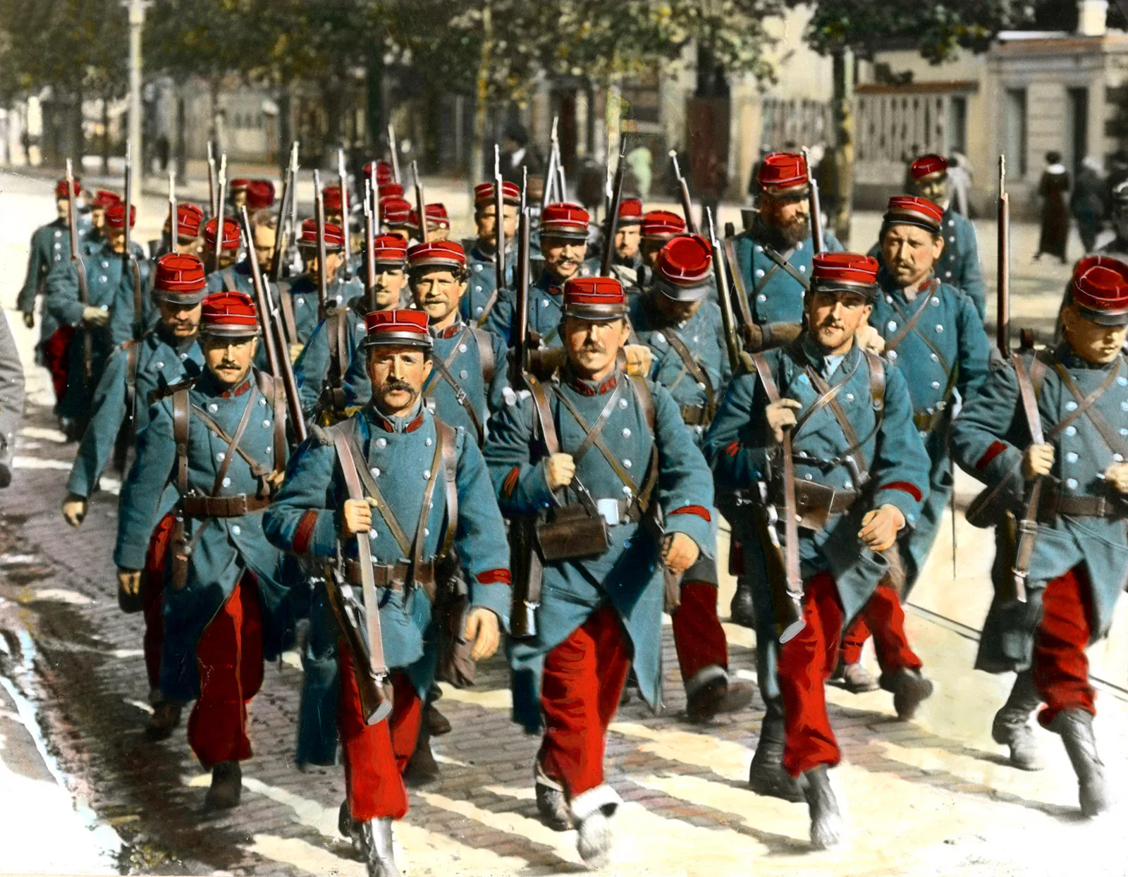 Französische Soldaten im August 1914. Die französische Uniform von 1914 nahm noch keinerlei Rücksicht auf die moderne Kriegführung.