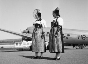 Frauen in Trachten auf dem Flugplatz Dübendorf, 1930er-Jahre.