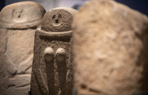 Die Stele in der Mitte trägt den Namen «Moncigoli I», stammt aus der Toskana (IT) und ist ca. 5000 Jahre alt. Sie hat einen Kopf in Form eines halbmondförmigen Dolchknaufs, an den Körper angelegte Arme und vergleichsweise naturgetreu dargestellte Brüste.