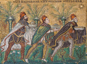 Sur cette mosaïque de la basilique Saint-Apollinaire-le-Neuf à Ravenne, on aperçoit trois mages portant le costume royal traditionnel iranien, reconnaissable à ses étoffes en brocart et ses pantalons à lacets. Chargés de leurs présents, ils se hâtent vers Jérusalem, où le «roi des Juifs» les attend.