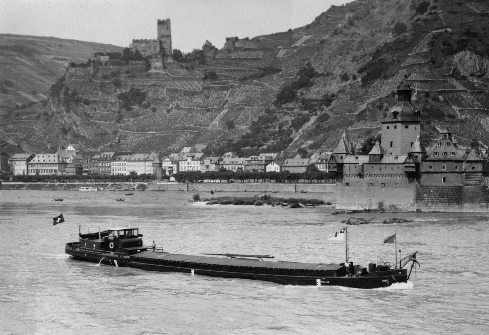 Le moteur diesel fit son apparition dans la navigation rhénane au cours des années 1920: ici l’automoteur fluvial «Säntis» près de Kaub, avec à l’arrière-plan le château de Pfalzgrafenstein (en bas) et le château de Gutenfels (en haut), 1929.
