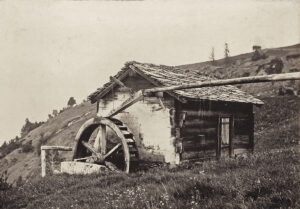 Eine mit Wasser angetriebene Roggenmühle im Kanton Wallis, 1903