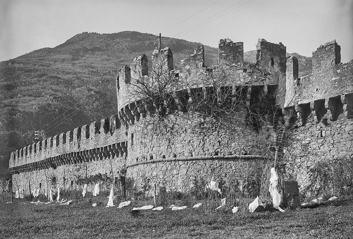 Die Murata, die Wehrmauer, deren Aufgabe es war, die Talsohle zwischen der Burg und dem Fluss Ticino zu sperren, vor der Restaurierung, 1904.