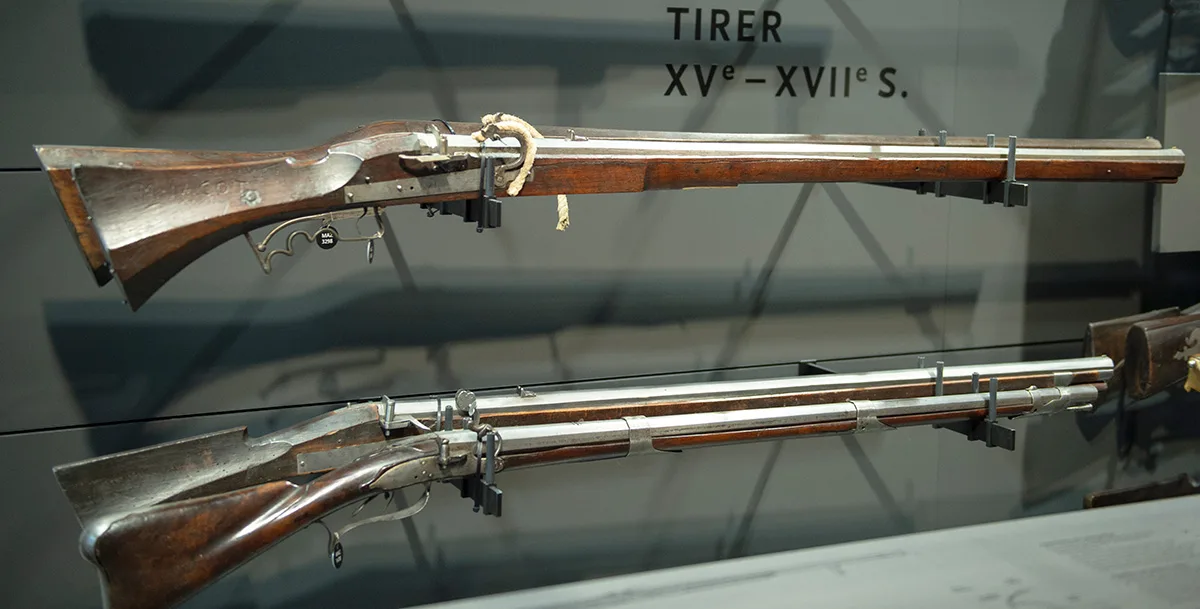 Beispiele von Luntenschlossmusketen des 17. Jahrhunderts im Museum Altes Zeughaus Solothurn.