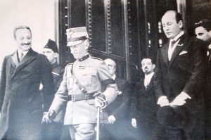 König Viktor Emanuel III (Mitte) und Benito Mussolini (rechts) 1923 in Rom.