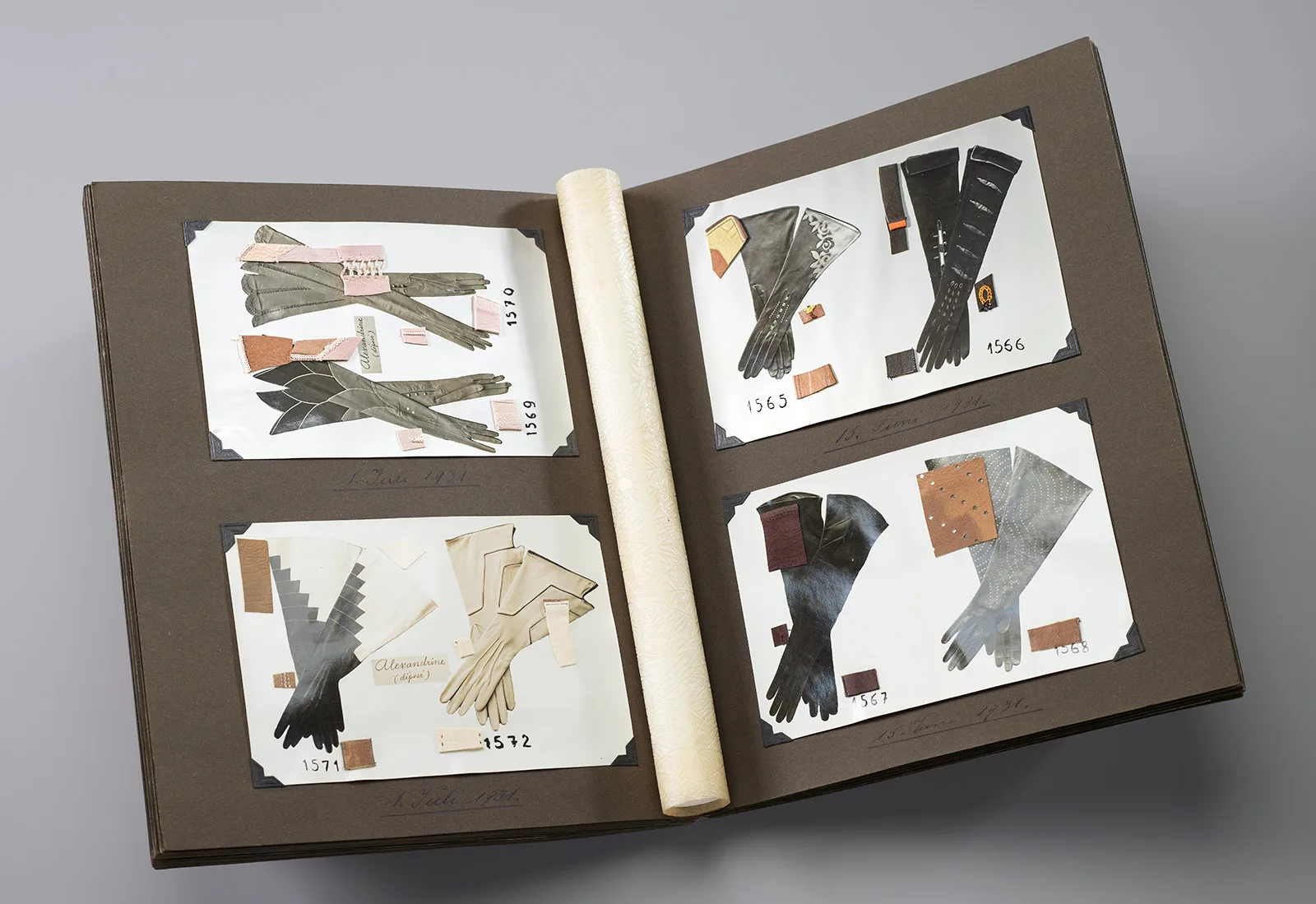 Musterbuch der Handschuhmacherei Wiessner von 1931-1932 mit Entwürfen der Marke Alexandrine aus Paris (oben links).