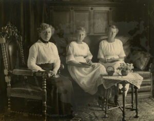 Lilly Schoellhorn, épouse de Fritz Schoellhorn, avec leurs filles Hanna et Elsa.