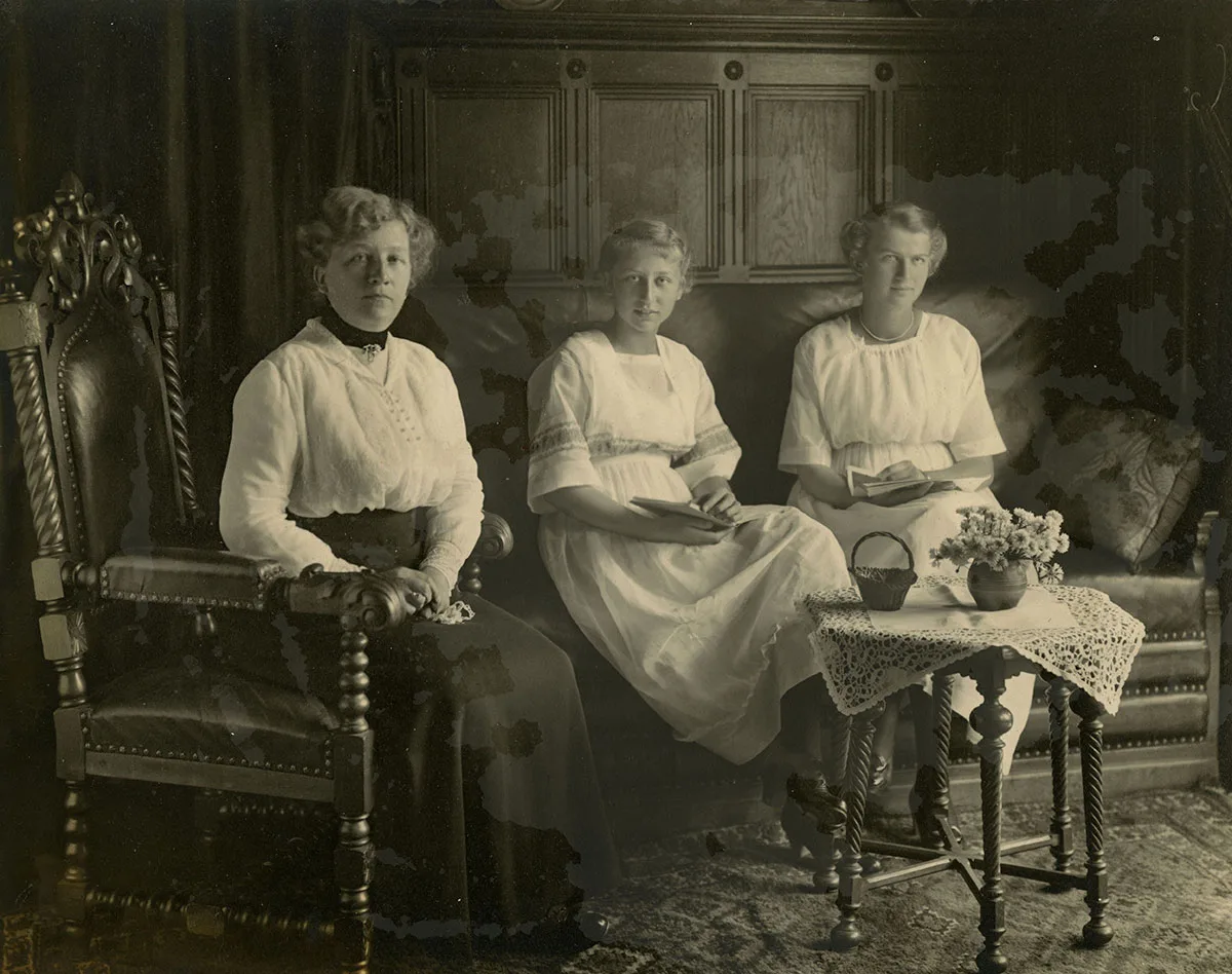 Lilly Schoellhorn, Ehefrau von Fritz Schoellhorn mit den Töchtern Hanna und Elsa.