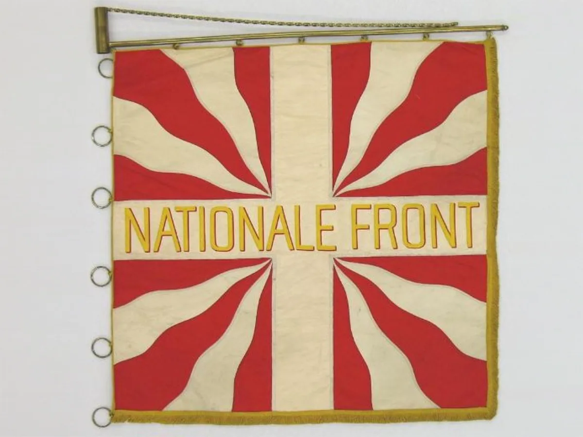Geflammte Fahne der Nationalen Front aus den 1930er-Jahren.