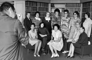 Die ersten zehn 1971 gewählten Nationalrätinnen und die im Dezember 1971 und Juni 1972 nachgerückten Nationalrätinnen.