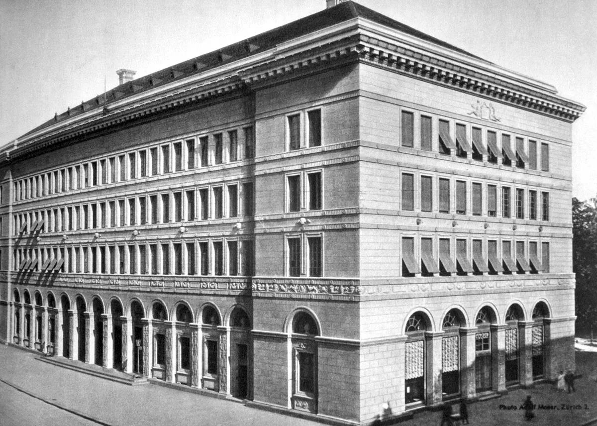 Das von 1919-1922 erbaute Hauptgebäude der Schweizerischen Nationalbank an der Börsenstrasse in Zürich, 1944.