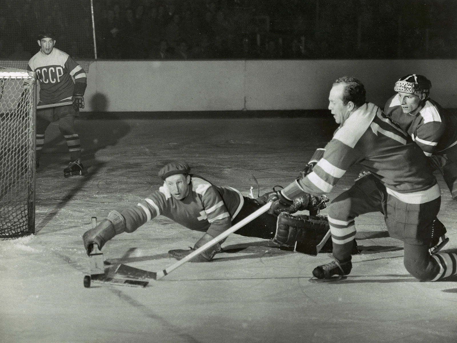 Torhüter Marti Riesen im Spiel der Schweiz gegen die Sowjetunion, um 1950.