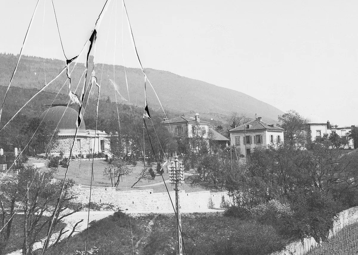 Das Observatorium in Neuenburg auf einer (beschädigten) Fotoplatte aus Glas. Die Aufnahme stammt von 1935.
