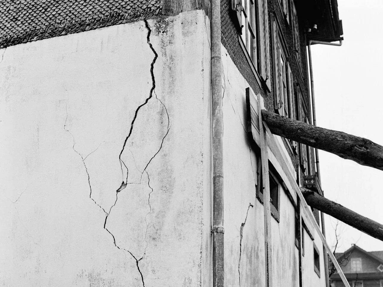 Ein beschädigtes Haus in Kerns und die beschädigte St.-Antonia-Kapelle in Sarnen, März 1964.