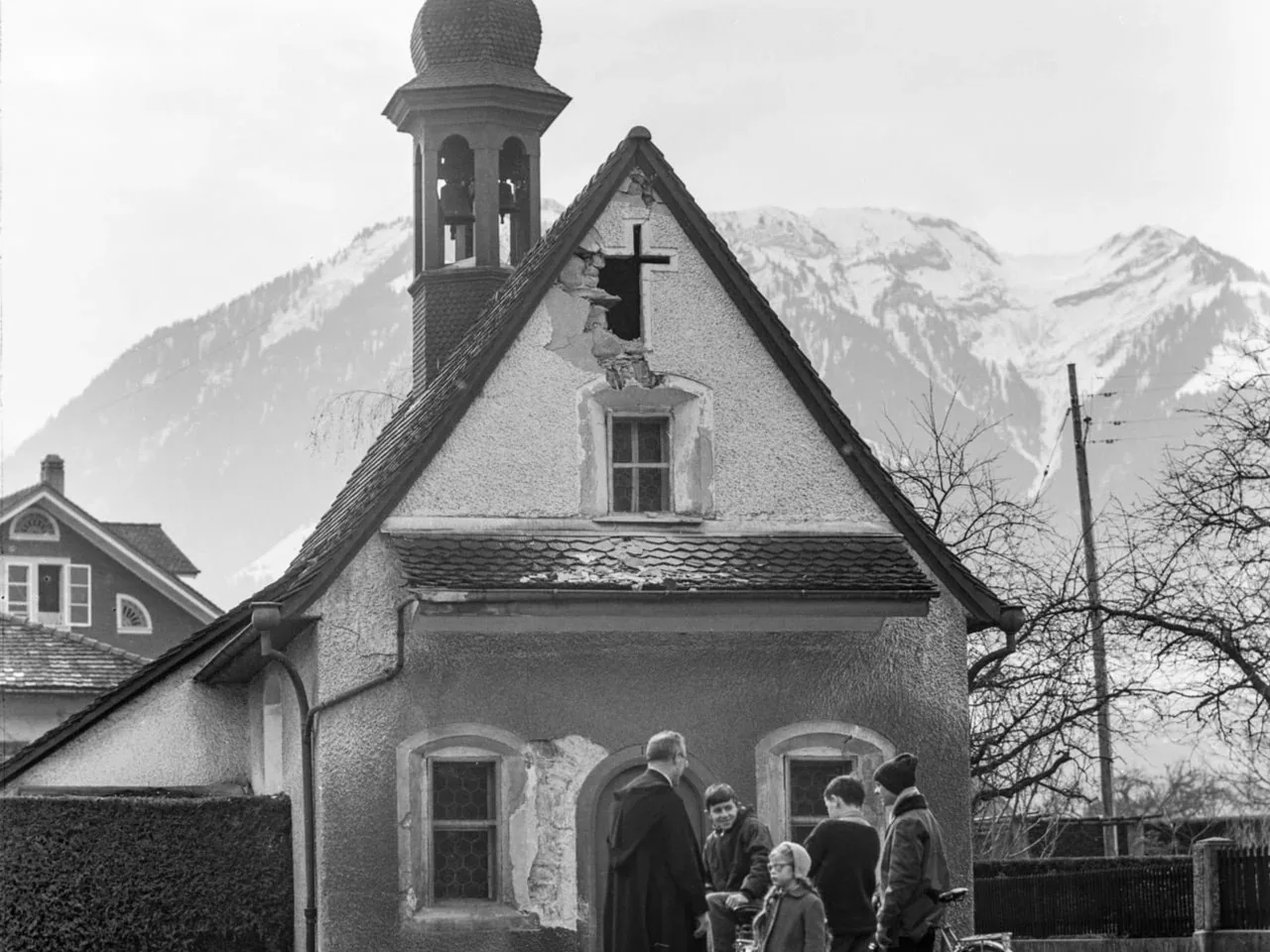 Ein beschädigtes Haus in Kerns und die beschädigte St.-Antonia-Kapelle in Sarnen, März 1964.