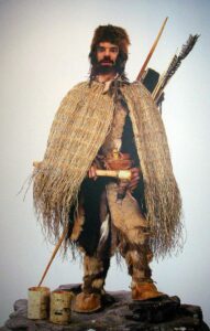 Reconstitution du chasseur néolithique Ötzi avec ses armes et sa hache.