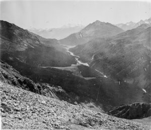 Blick die Ofenpasswälder, wo im 19. Jahrhundert rücksichtslos gerodet wurde – in der Bildmitte sind die Reste der Kahlschläge gut zu erkennen – und 1914 der Nationalpark entstand.