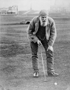 Old Tom Morris auf dem Golfplatz, um 1905.