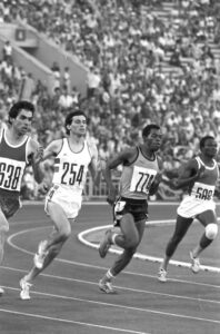 800-Meter-Lauf an der Olympiade 1980 in Moskau. Das Bild zeigt die Athleten Mohamed Makhlouf, Sebastian Coe, Archfell Musango und Jimmy Massallay kurz nach dem Start (von links nach rechts).