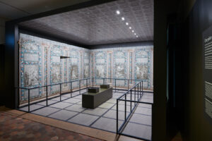 Die Tapete in der Ausstellung «Ovid im Jura» (2022) im Château de Prangins.
