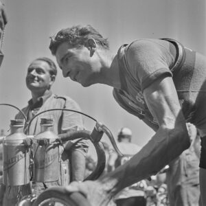 Le coureur cycliste André Brulé ne jure que par l’Ovomaltine. Photo du Tour de Suisse de 1949.