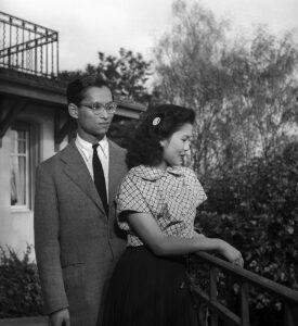 Bhumibol et sa fiancée Sirikit en 1949 à Pully.