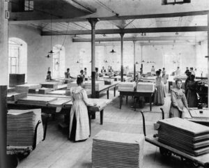 Sortiersaal einer Papierfabrik, um 1900.