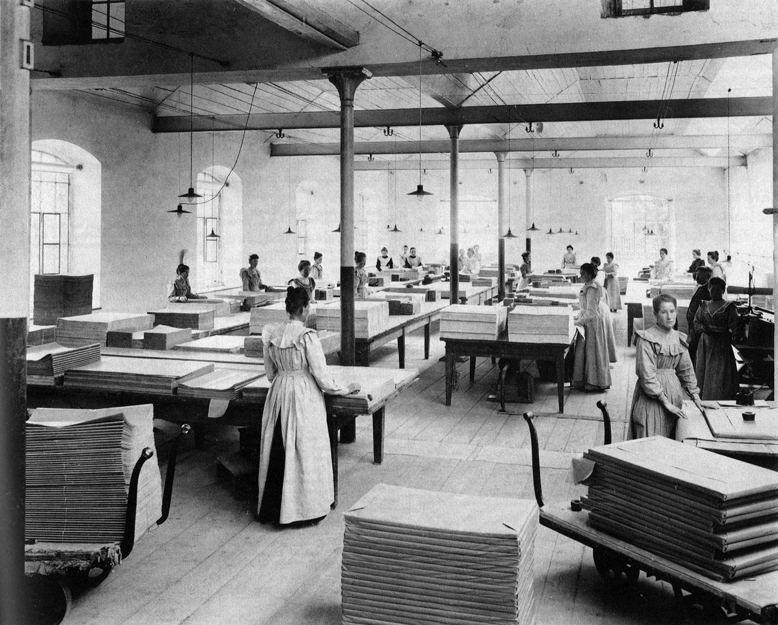 Sortiersaal einer Papierfabrik, um 1900.