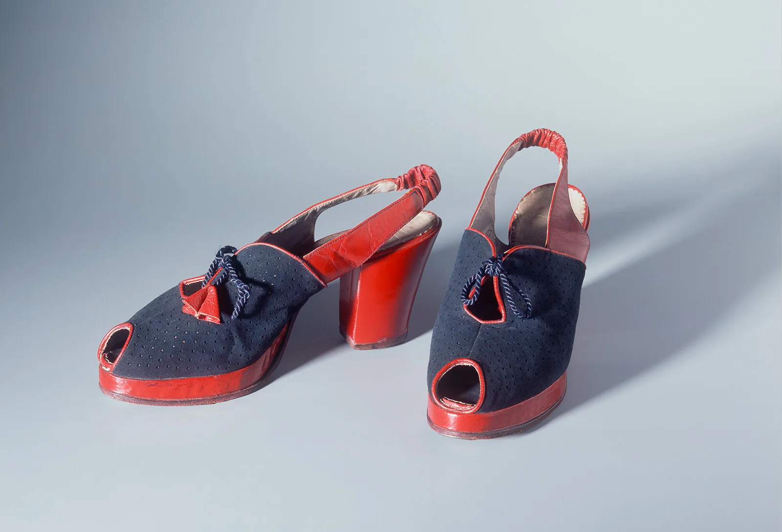 Um 1945 in Italien hergestellte «Peeptoe Slingbacks» mit hohen Absätzen und moderater Plateausohle.