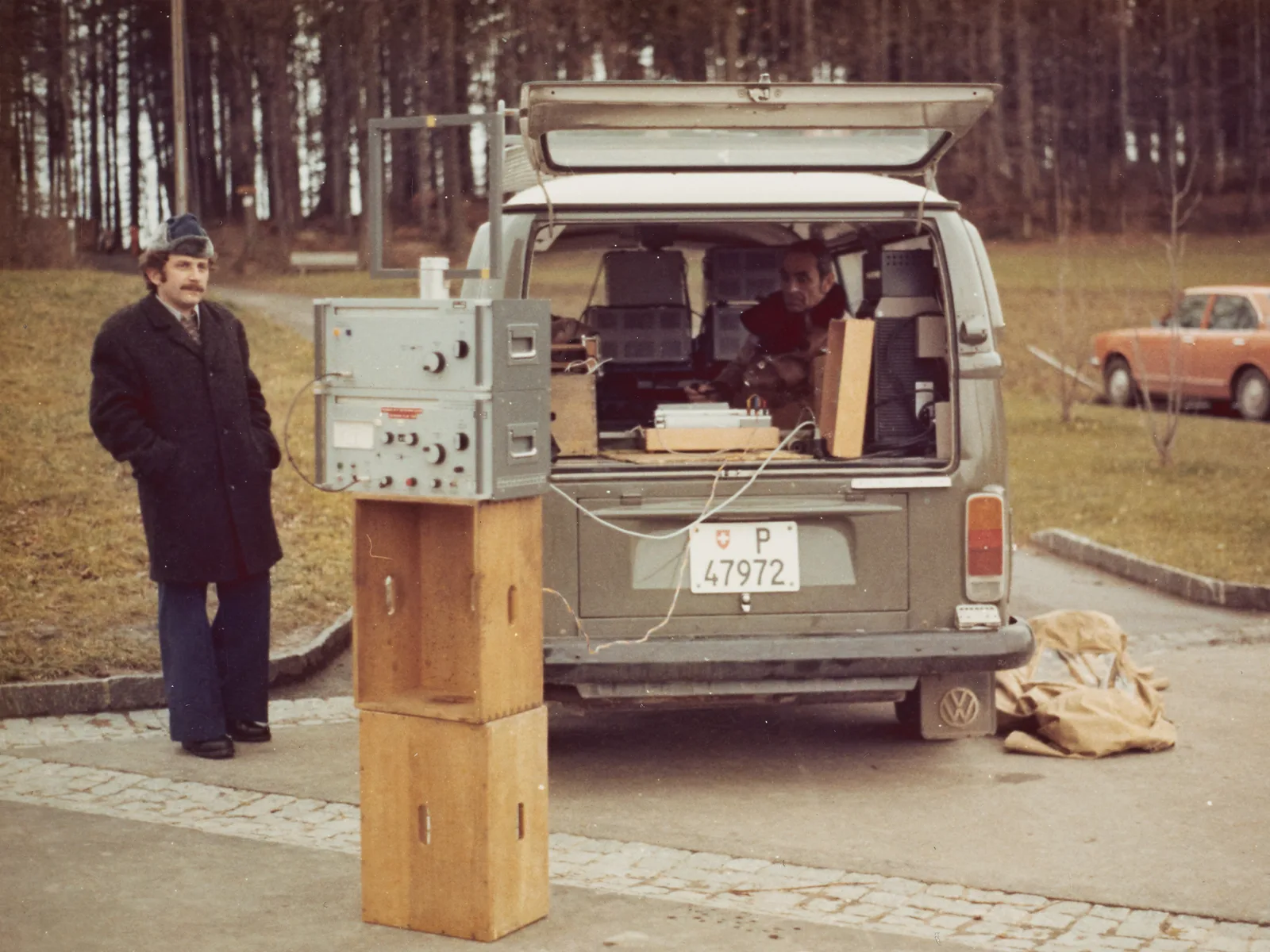 Die PTT arbeitete mit Peilwagen, um gegen illegale Sendeaktivitäten vorzugehen. Auf der Abbildung ist ein Peilwagen bei einem Entstörungseinsatz in der Nähe einer elektrischen Buslinie zu sehen.