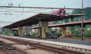 Platform roofs at Winterthur-Grüze railway station, designed by Hans Hilfiker, photograph from 1992.