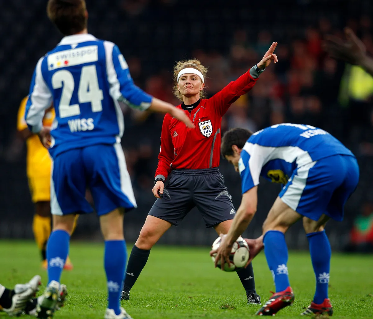 24.4.2008: BSC Young Boys Bern - FC Lucerne 0:1. Referee Nicole Petignat (centre) with Lucerne players Alain Wiss (l.) and Dusan Veskovac (r.)