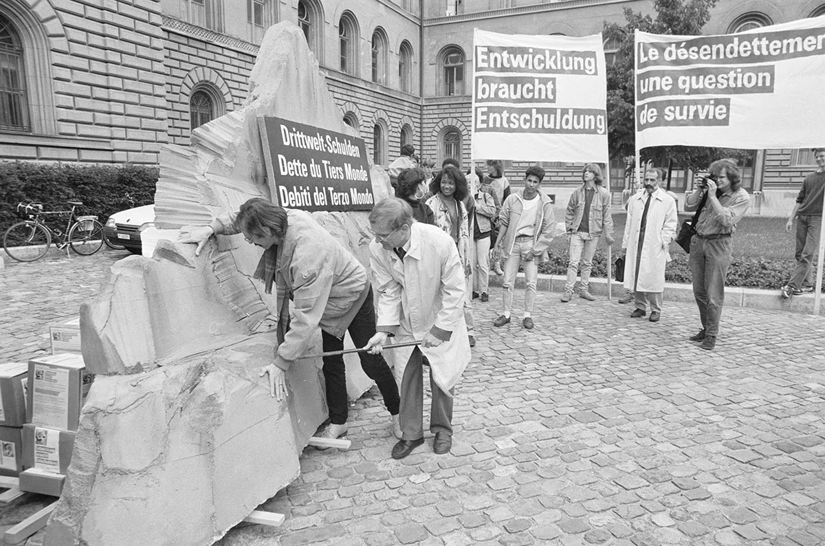 Übergabe der Hilfswerk-Petition «Entwicklung braucht Entschuldung» vor dem Bundeshaus.