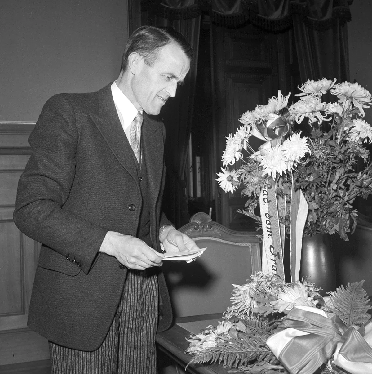 Max Petitpierre nach seiner Wahl zum Bundesrat, 1944.