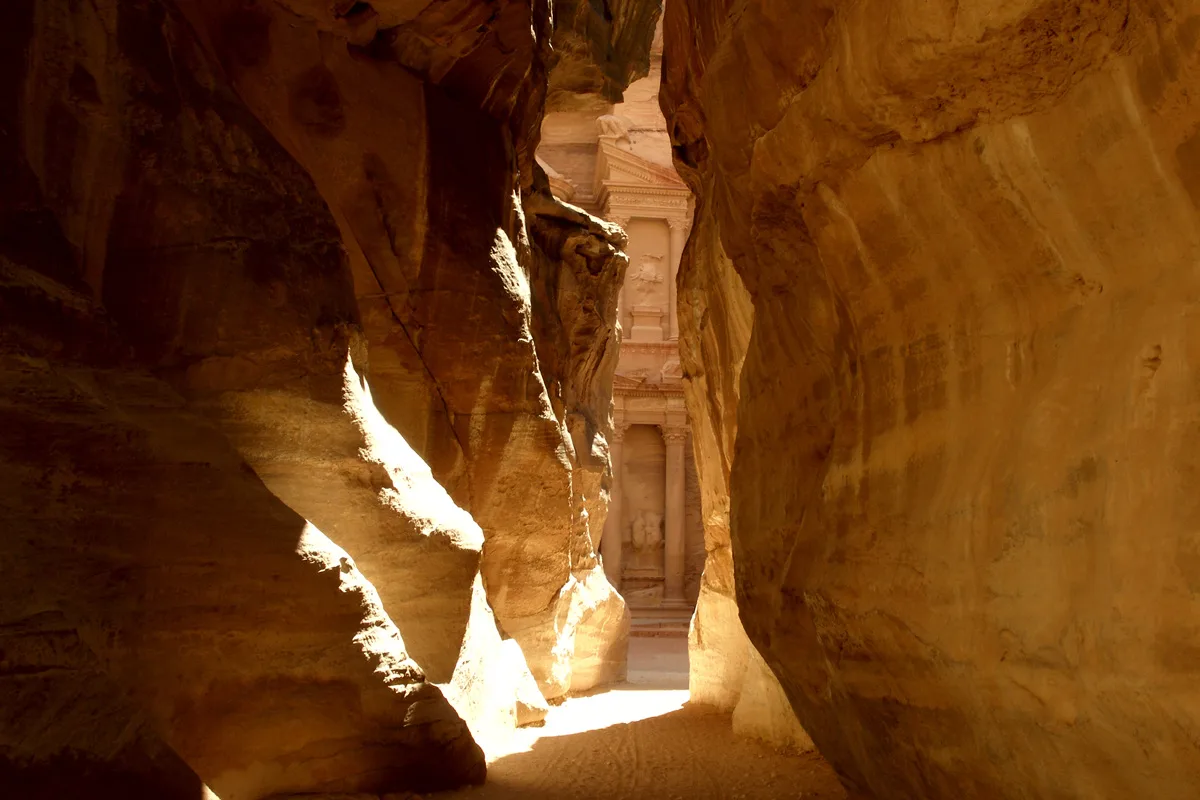 Der schmale Durchgang (Siq), der nach Petra, Jordanien, führt.