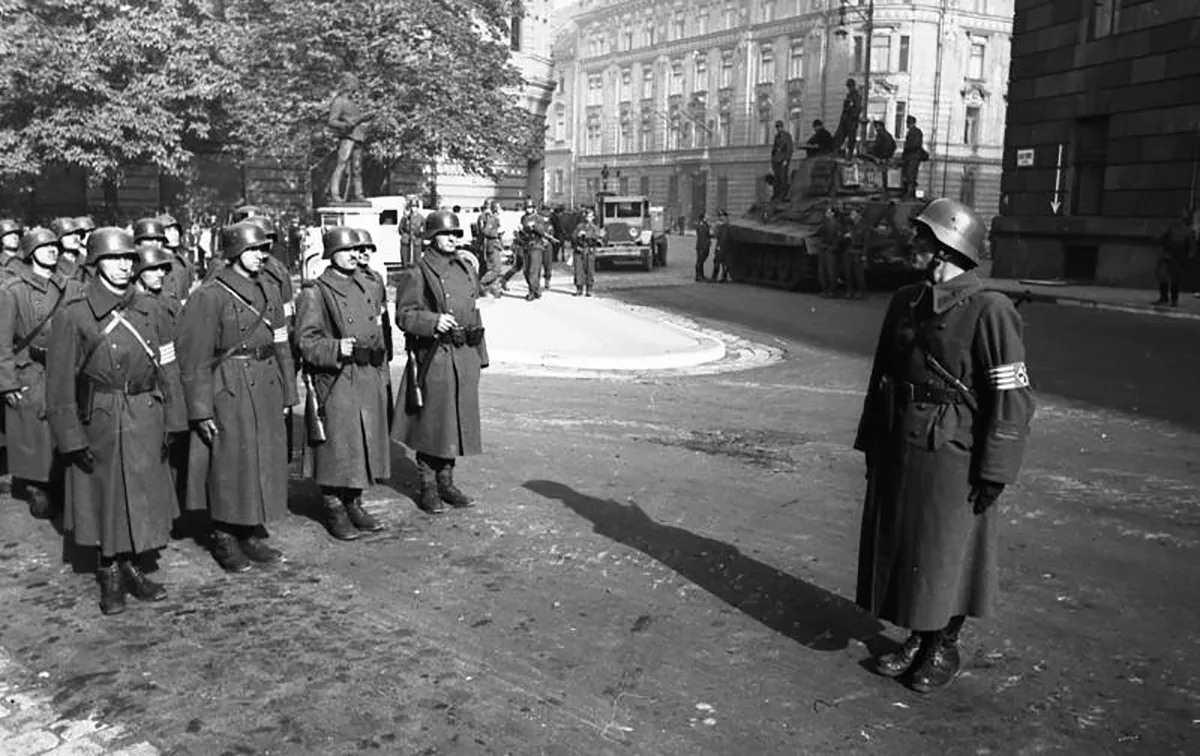 Die ungarischen Pfeilkreuzler verbreiteten in Budapest Angst und Schrecken. Das Bild wurde im Oktober 1944 gemacht.