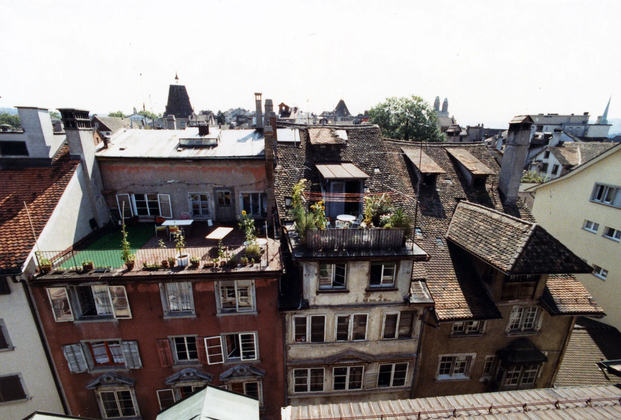 Blick auf die Dachterrasse der Brunngasse 8 (links), 1988.